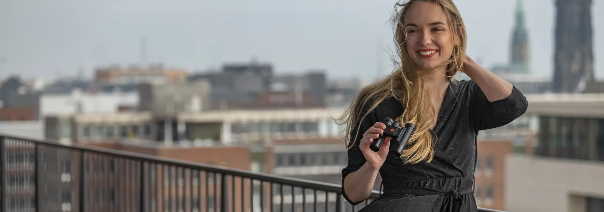 leica-ultravid-black-leathered_hero_overview_3840x1348