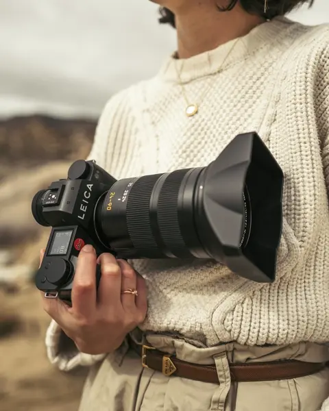 Woman with a Leica SL in her hand