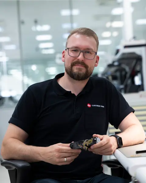Leica employe customer care