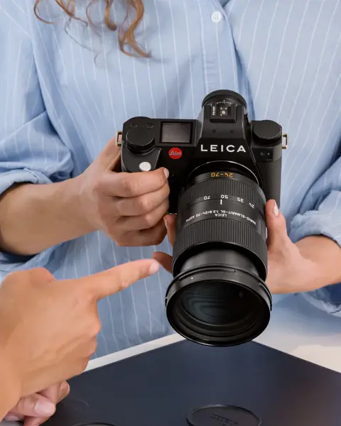 A woman with a SL3 in her hands