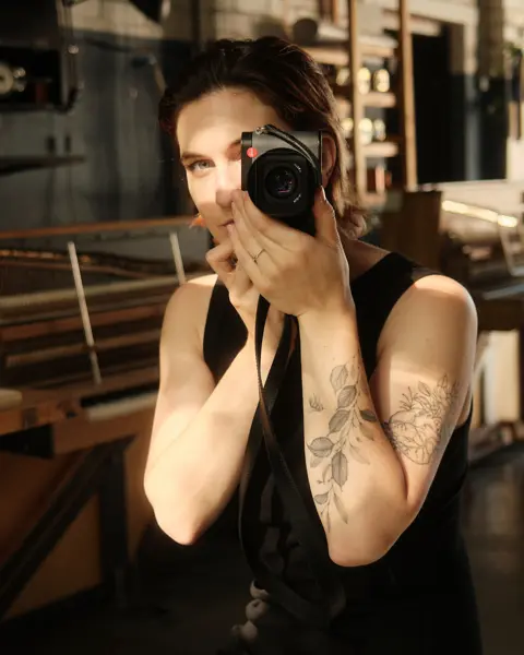 Julia Tiemann mit der Leica Q3 43