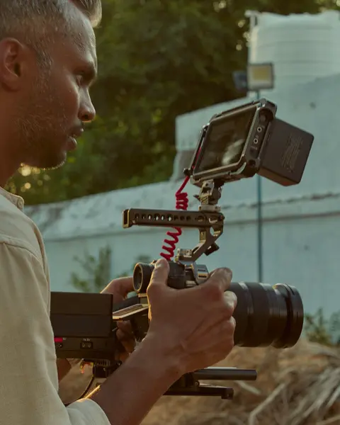 Photographer with Leica SL3-S.