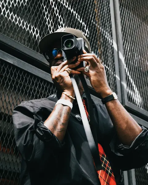 Alex Dobé is taking a picture