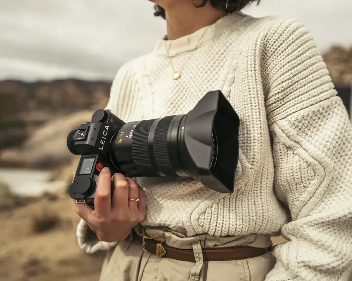 Woman with a Leica SL in her hand