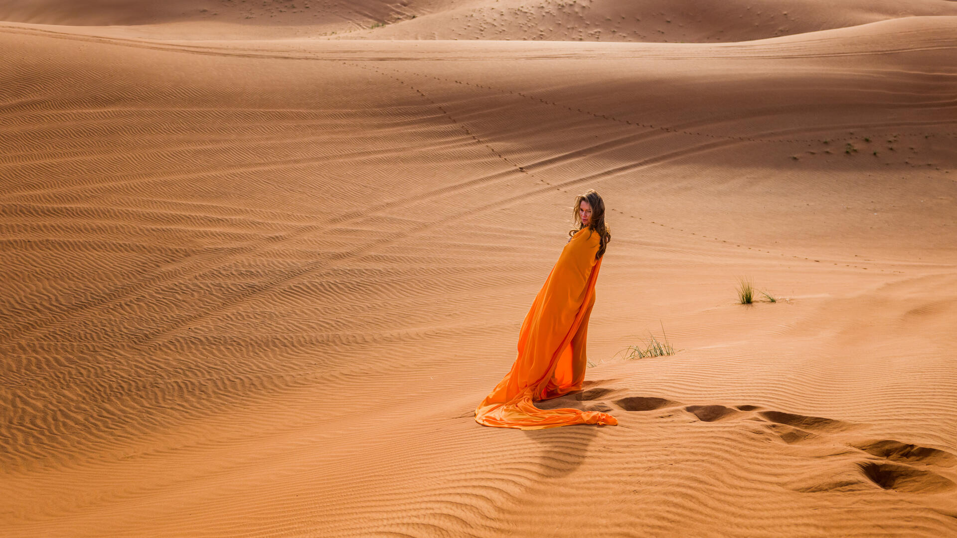 Ein Model in der Wüste in Dubai