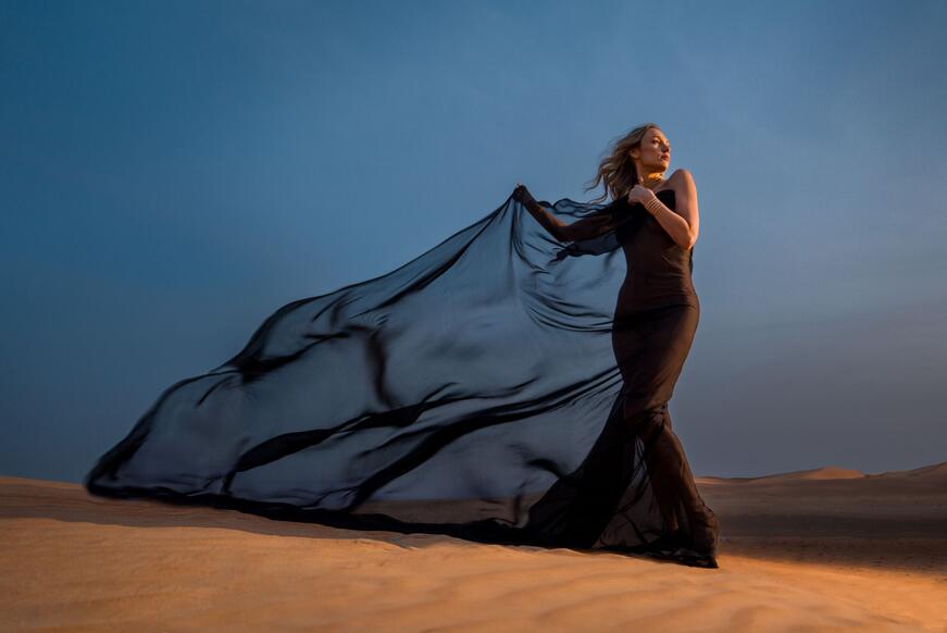 Ein Model in der Wüste in Dubai.