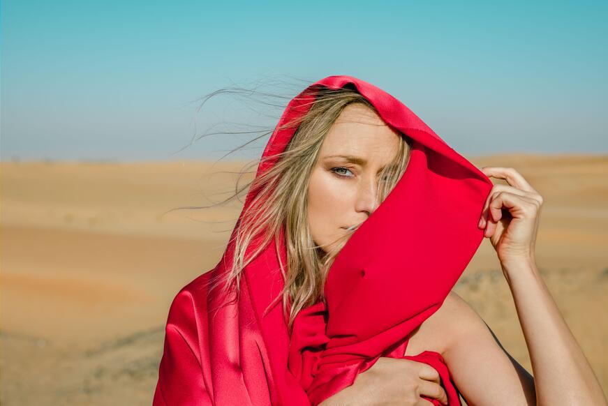 Ein Model in der Wüste in Dubai.