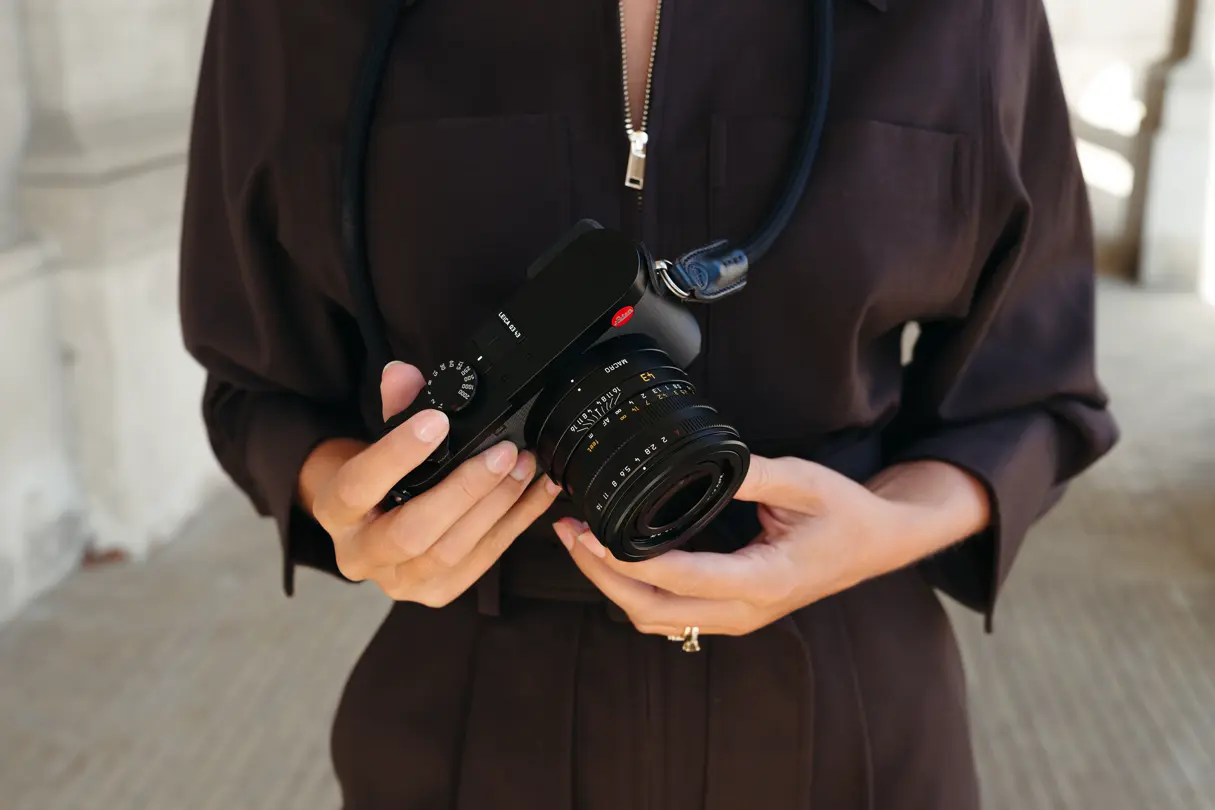 Leica Q in the hands of a woman