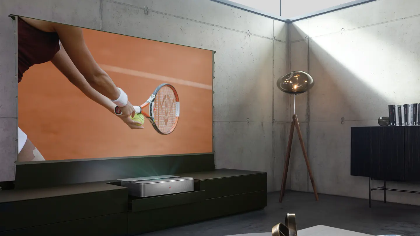 Leica Cine 1 projection shows a tennis game.