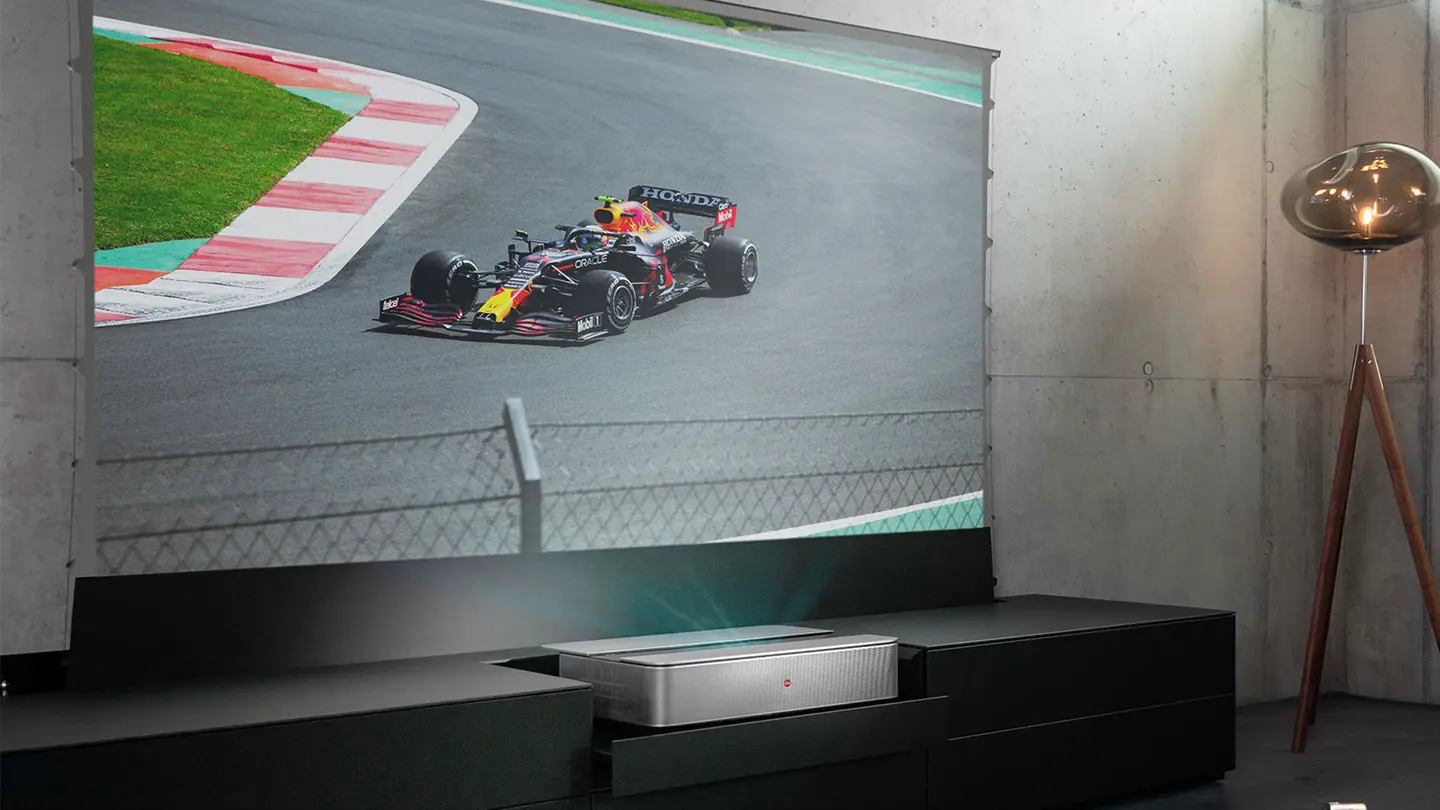 Leica Cine 1 projection showing a formular 1 race.