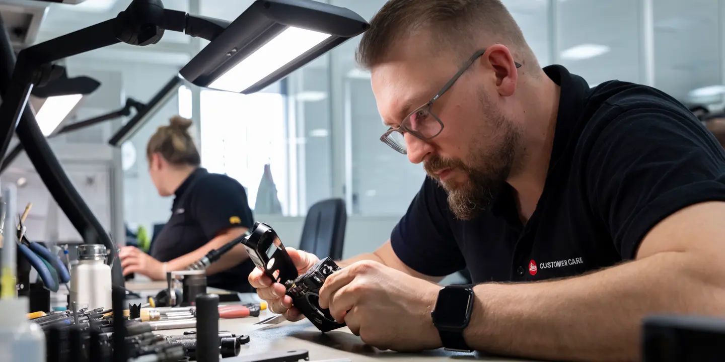 Man repairs a Leica Camera