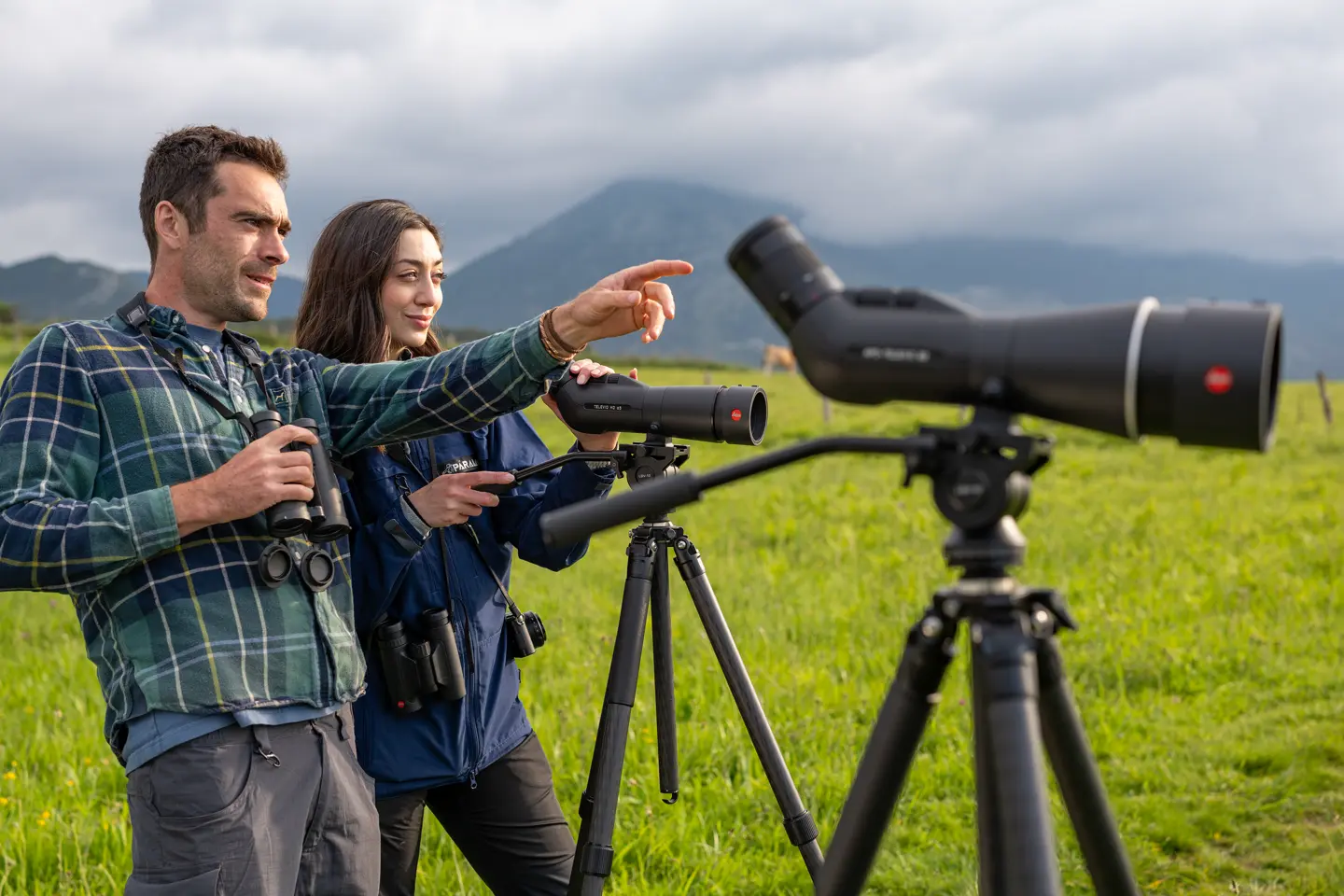 Two people looking through their Leica Televiod spotting scope