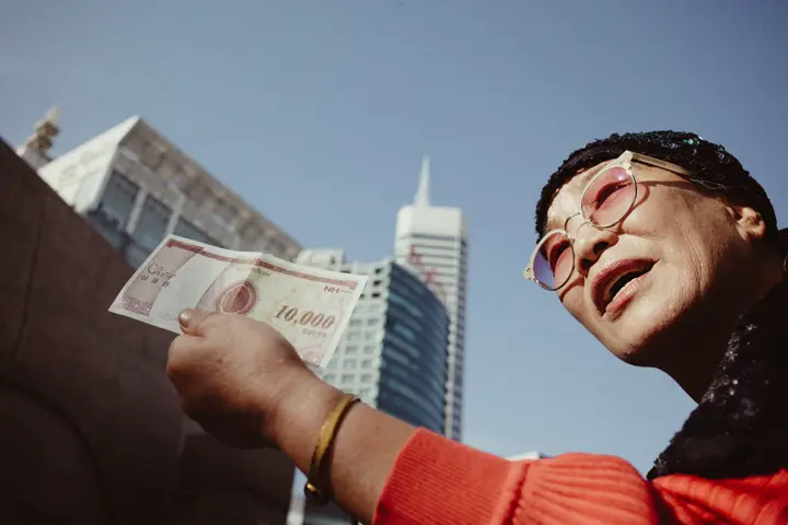 Monsieur qui présente un billet