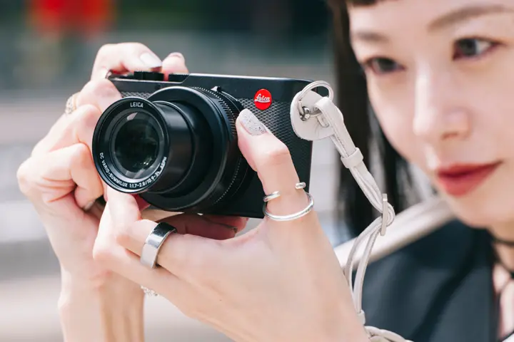 woman with leica lux 8