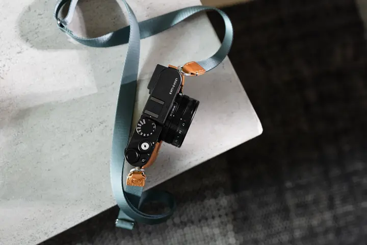 D-Lux 8 with blue strap