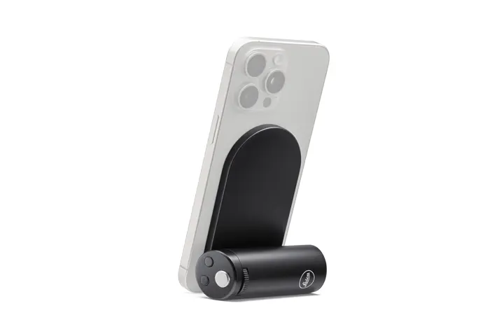 GIF showing Leica LUX grip flexibility on an iPhone