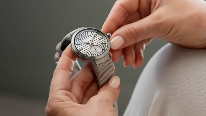 Watch ZM 12 in the hands of a woman