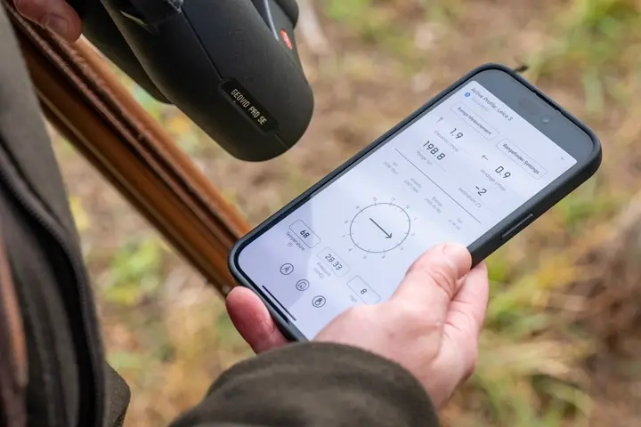 Sport-Optics_Geovid-Hunting-Binoculars-with-Smartphone