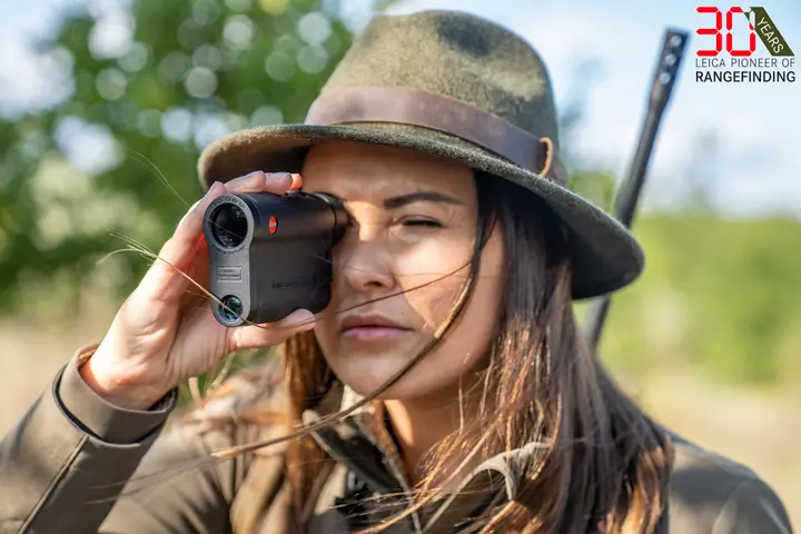 hunter-measures-the-distance-with-a-Leica-Rangemaster
