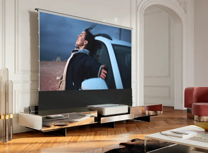 Leica Cine 1 on a Kettnaker lowboard showing a projection on the Leica Screen.