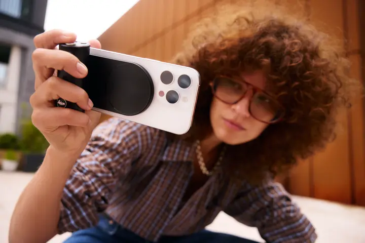 Woman holding a Leica LUX Grip in her hand