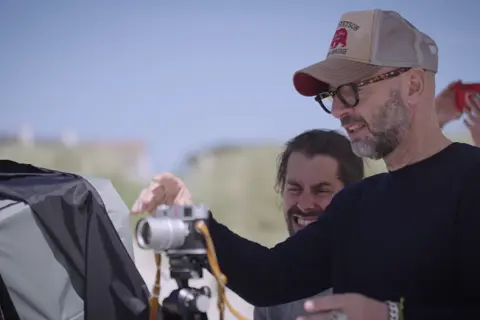 Sacha Goldberger on the set of 'The lady does not vanish'