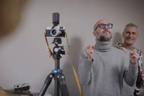 Sacha Goldberger on the set of 'The lady does not vanish'