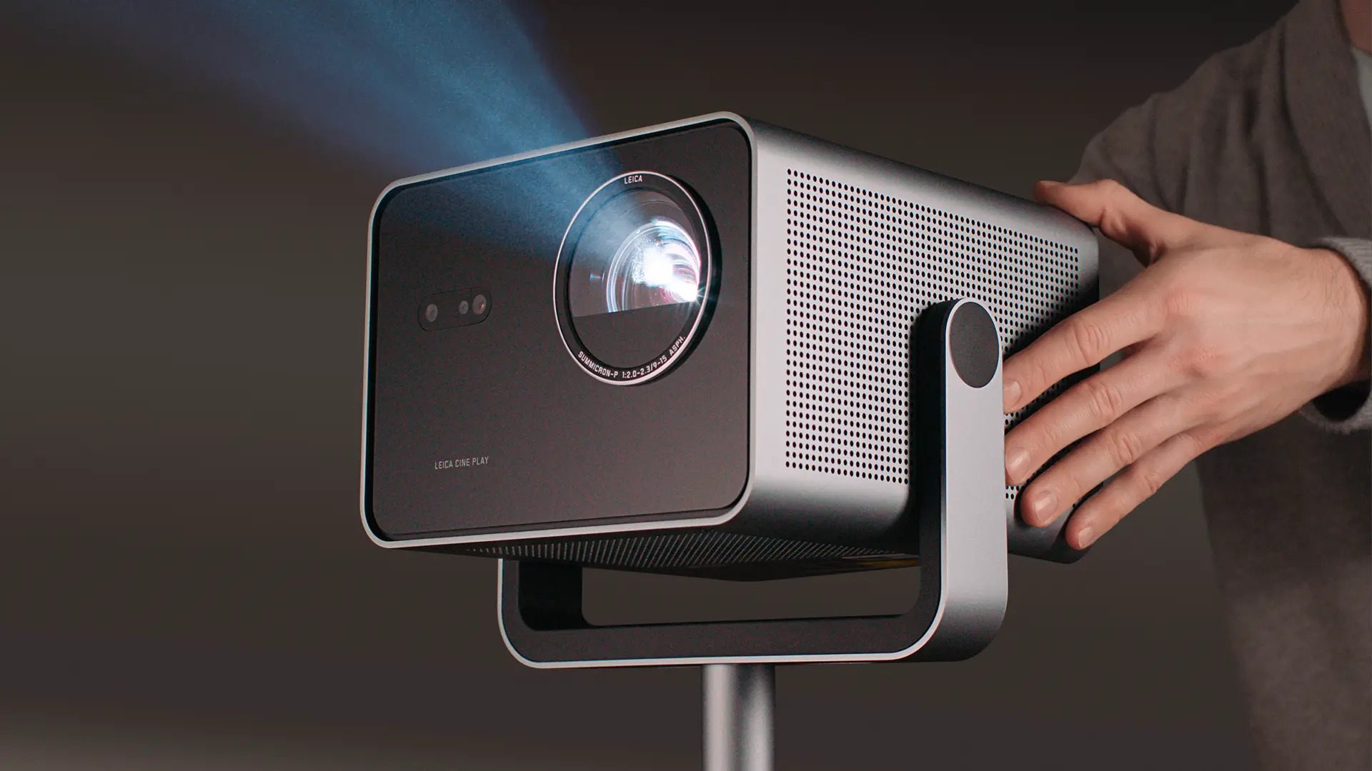 Hand adjusting Leica Play 1